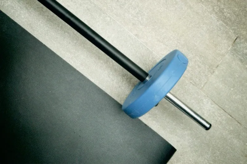 Barra de musculação com peso — nutrição desportiva e performance
